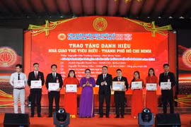 Tập đoàn Giáo dục Quốc tế Nam Việt vinh danh nhiều nhà giáo trẻ tiêu biểu nhân dịp kỷ niệm 20/11