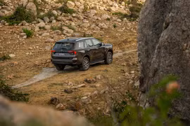 Bất chấp Hyundai Santa Fe tăng tốc, Ford Everest vẫn áp đảo phân khúc