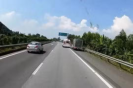 Khởi tố tài xế ô tô khách chèn ép xe tải trên cao tốc Nội Bài - Lào Cai