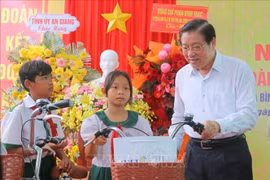 Đồng chí Phan Đình Trạc dự Ngày hội Đại đoàn kết toàn dân tộc tại An Giang