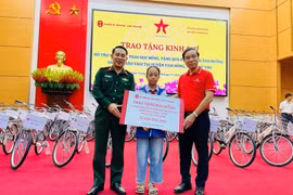 Báo Quân đội Nhân dân phối hợp trao quà tới người dân, học sinh bị ảnh hưởng bão Yagi