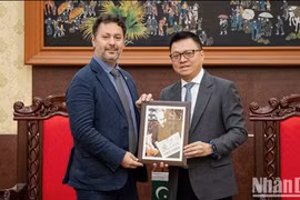 Tổng biên tập báo Nhân dân Lê Quốc Minh tiếp Đại sứ Pakistan tại Việt Nam
