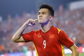 Tiến Linh vượt Kiatisak về số bàn thắng tại AFF Cup