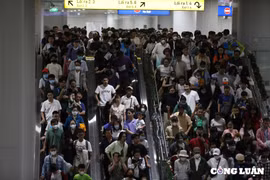 TP HCM: Đông nghịt khách đổ về trải nghiệm Metro số 1 ngày cuối tuần