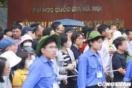 Phụ huynh vượt 100km đưa con đến Hà Nội để "thử sức" thi lên lớp 10 vào trường chuyên