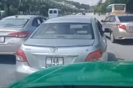 Thiếu tướng Đinh Văn Nơi chỉ đạo xác minh "taxi dù" dàn hàng chèn xe trên đường