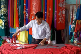 Ngôi làng đặc biệt chỉ đàn ông may áo dài