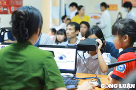 Hình ảnh các công dân "nhí" lần đầu được đi làm thẻ Căn cước