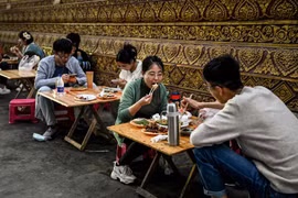 Gen Z Trung Quốc thắt chặt chi tiêu khi nền kinh tế đầy rẫy mông lung