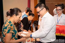 Báo Nhân Dân thăm và tặng quà cho các gia đình khó khăn ngày hội Đại đoàn kết dân tộc