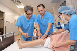 Bệnh viện đầu tiên tại Việt Nam ứng dụng kỹ thuật thay khớp gối không cắt gân cơ, có thể vận động sau 1 ngày