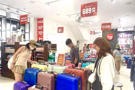 Thời trang du lịch, phụ kiện hè giảm giá mạnh trước thềm kỳ nghỉ lễ 30/4-1/5