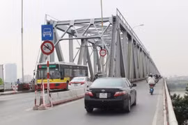 Hà Nội yêu cầu rà soát các cầu vượt sông và cấm xe qua các cầu yếu