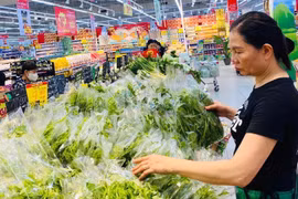Hà Nội: Sau bão, chợ truyền thống trầm lắng, siêu thị tăng khuyến mãi