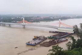 Phương tiện thủy không neo đậu khu vực gần các công trình vượt sông