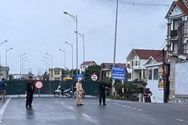 Cấm phương tiện di chuyển qua cầu Trung Hà, người dân đi lại thế nào?