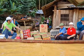 Triển khai lực lượng, phương tiện, máy bay trực thăng cứu trợ người dân vùng bị chia cắt do mưa lũ