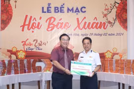 Trao tặng 1.450 ấn phẩm cho quân và dân huyện đảo Trường Sa