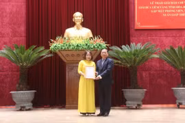 Hòa Bình khen thưởng cho 23 tác phẩm xuất sắc tại lễ trao Giải Búa liềm vàng lần thứ VIII
