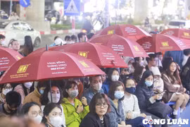 Hà Nội: Người dân "đội mưa, ăn bánh mì" xếp hàng chờ đợi mua vàng trong đêm