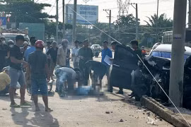 Bình Phước: Xe ôtô 7 chỗ tông gãy trụ điện, 2 người thương vong