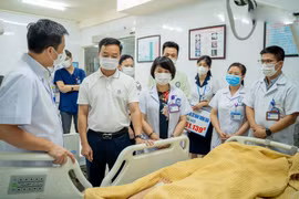 Tạp chí điện tử VietTimes trao 367 triệu đồng của bạn đọc ủng hộ bác sĩ nghèo bị đột quỵ