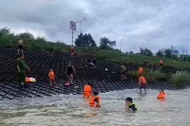 Thủy điện Hòa Bình mở 3 cửa xả, hàng chục người vẫn thản nhiên tắm dưới chân đập
