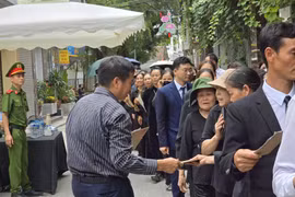 Người làng Lại Đà làm quạt giấy, pha nước sấu... phục vụ các đoàn viếng Tổng Bí thư