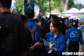 Hàng nghìn thanh niên tình nguyện tham gia phục vụ lễ tang Tổng Bí thư