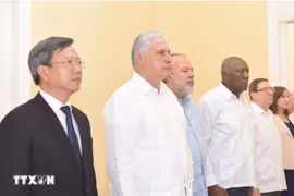 Chủ tịch Cuba cùng đoàn đại biểu cấp cao tới viếng Tổng Bí thư Nguyễn Phú Trọng tại La Habana