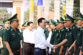 Hình ảnh chiến sỹ quân hàm xanh gắn bó chặt chẽ, gần gũi với nhân dân khu vực biên giới