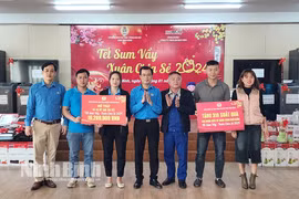 Ninh Bình: Tấm vé xe nghĩa tình và quà Tết đến với người lao động