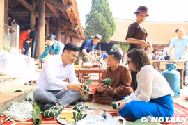 Trải nghiệm 'Tết làng Việt' tại làng cổ Đường Lâm