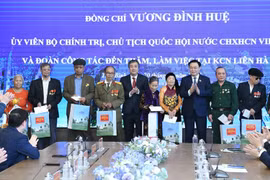 Chủ tịch Quốc hội Vương Đình Huệ thăm, tặng quà Tết gia đình chính sách, công nhân ở Thái Bình