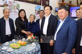 Bộ trưởng, Chủ nhiệm Văn phòng Chính phủ Trần Văn Sơn thăm, tặng quà Tết tỉnh Nam Định