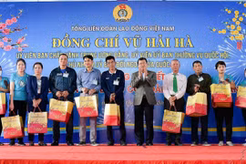 Chủ nhiệm Ủy ban Đối ngoại Vũ Hải Hà thăm, tặng quà Tết công nhân lao động tỉnh Nam Định