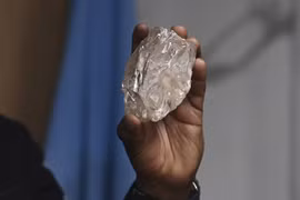 Viên kim cương to bằng nắm tay được tìm thấy ở Botswana, lớn nhất trong hơn một thế kỷ