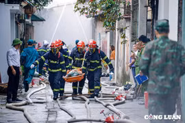 Gần 200 người tham gia diễn tập chữa cháy nhà xưởng nằm trong ngõ nhỏ ở huyện Quốc Oai