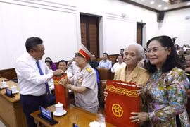 Lãnh đạo TP Hà Nội và TP Hồ Chí Minh tặng quà gia đình chính sách