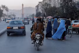 Taliban cấm phụ nữ hát và nhìn đàn ông ở nơi công cộng