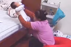 Hà Nội: Tạm giữ người giúp việc nghi bạo hành bé trai 1 tháng tuổi