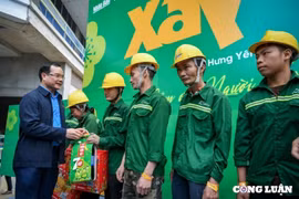 Báo Nhân Dân phối hợp trao tặng hàng nghìn phần quà Tết cho công nhân tại tỉnh Hưng Yên