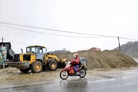 UBND huyện Cẩm Xuyên ra 'tối hậu thư' đối với bãi vật liệu xây dựng tại Cẩm Thịnh
