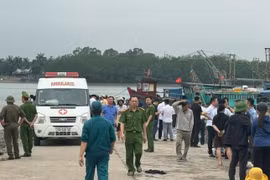 Quảng Ninh: Giông lốc đánh chìm tàu, 4 người mất tích