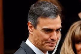 Thủ tướng Tây Ban Nha Pedro Sanchez tuyên bố tạm dừng công vụ