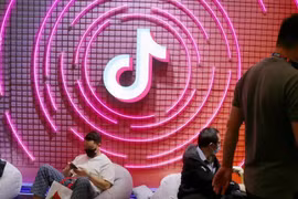 Ai có thể mua TikTok và thách thức là gì?