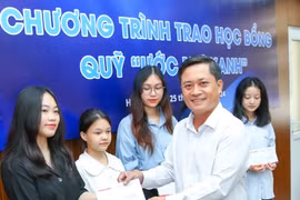 Báo Nhà báo & Công luận trao học bổng cho sinh viên: Tạo động lực, tiếp lửa ước mơ…