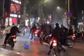 Công an vào cuộc xác minh nhóm thanh niên dùng xẻng đánh nhau trên phố Lò Đúc