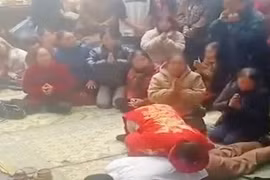 Lập biên bản người phụ nữ có biểu hiện hoạt động mê tín dị đoan tại chùa Hương Tích