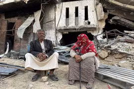 Các gia đình ở Gaza cố bám trụ vào những ngôi nhà bị Israel phá hủy